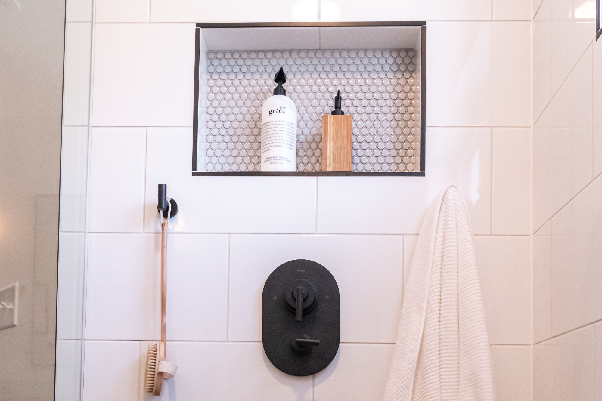 You are currently viewing Pros and Cons: Ceramic vs Porcelain Tiles for Showers