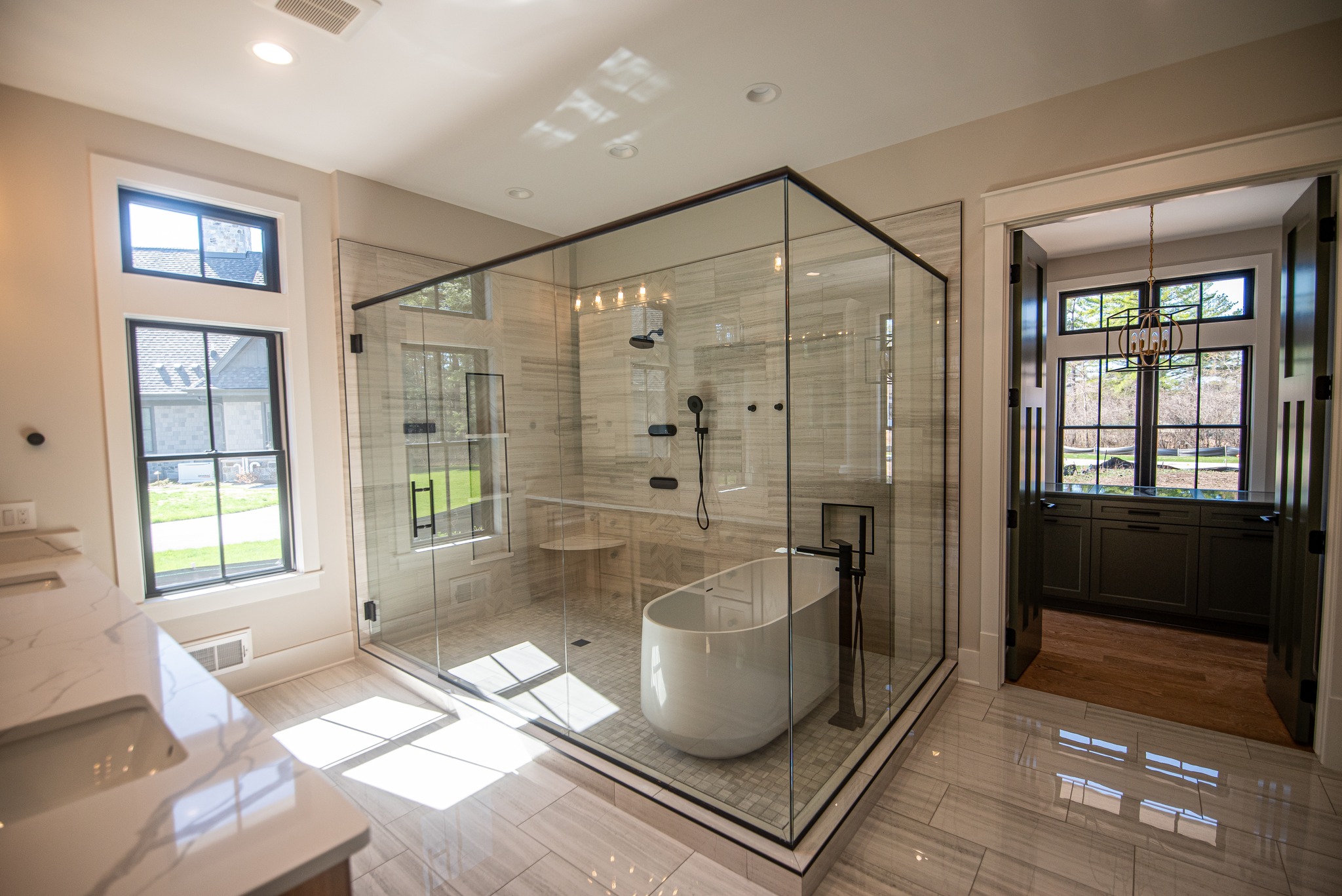 You are currently viewing 9 Tub Surround Ideas That Will Elevate Your Bathroom Instantly