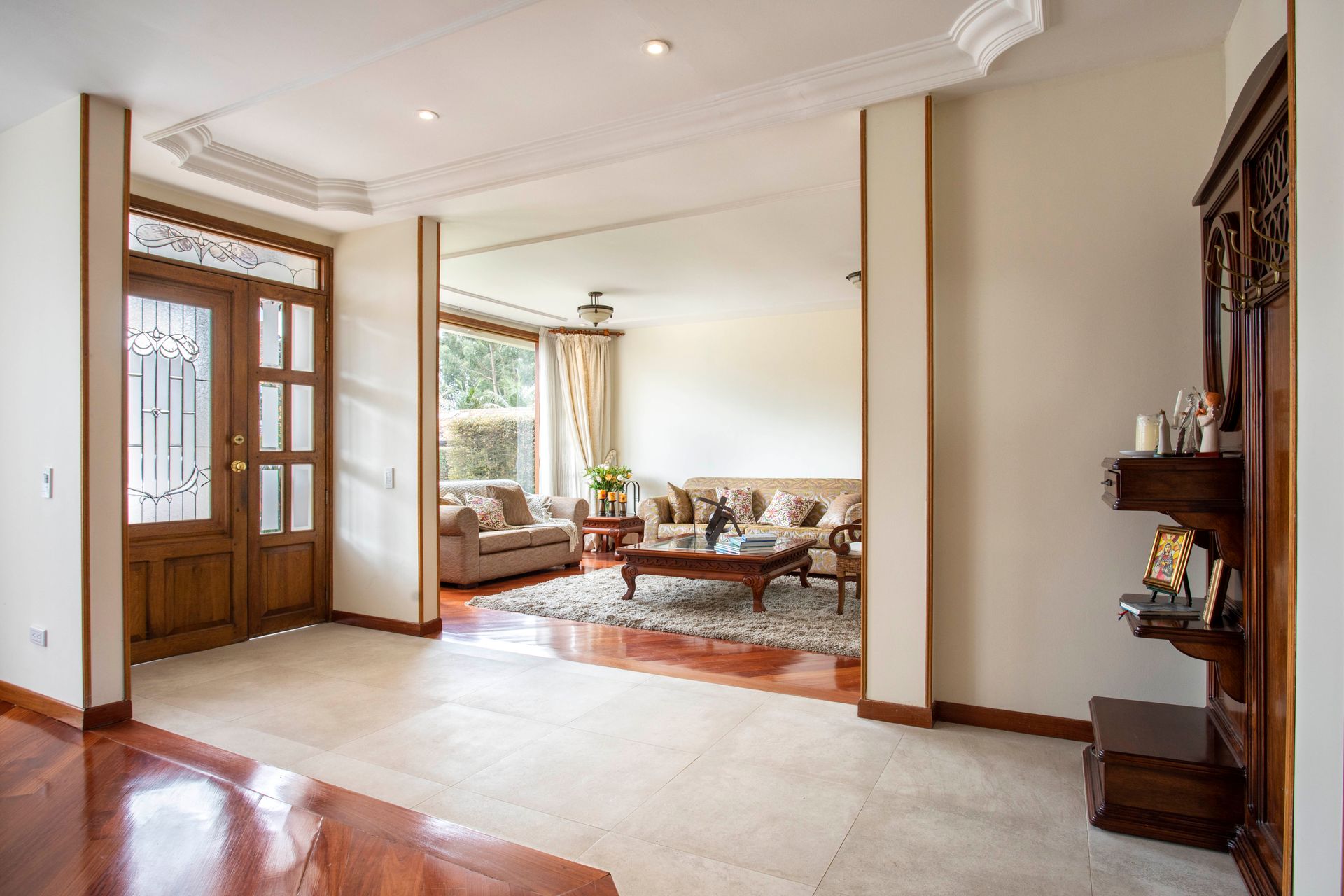 You are currently viewing Best Tile for Entryway: Durable Flooring That Makes a Great First Impression